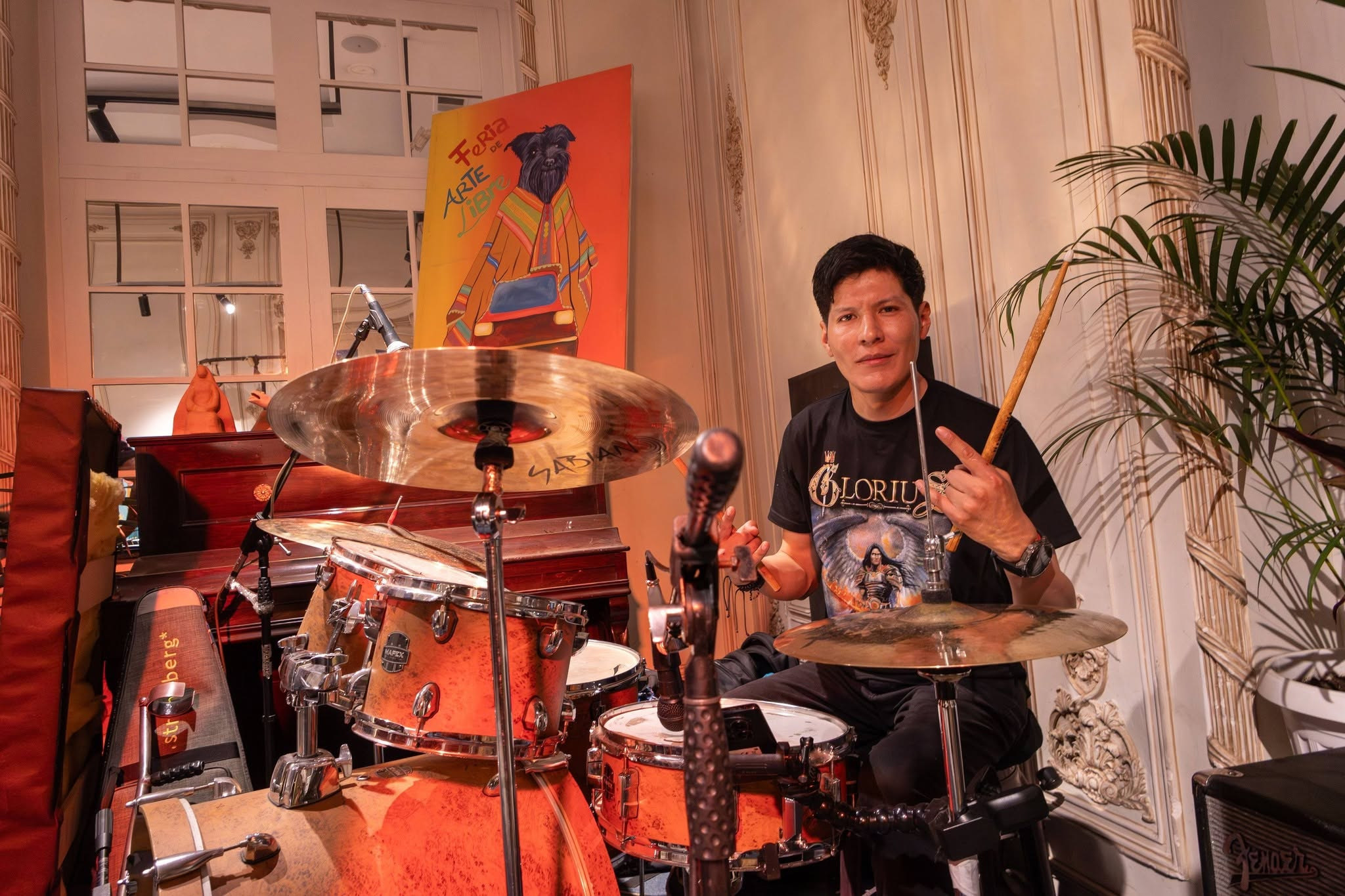 Baterista de GLORIUS tocando durante un concierto