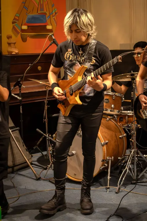 Guitarrista de GLORIUS durante una actuación
